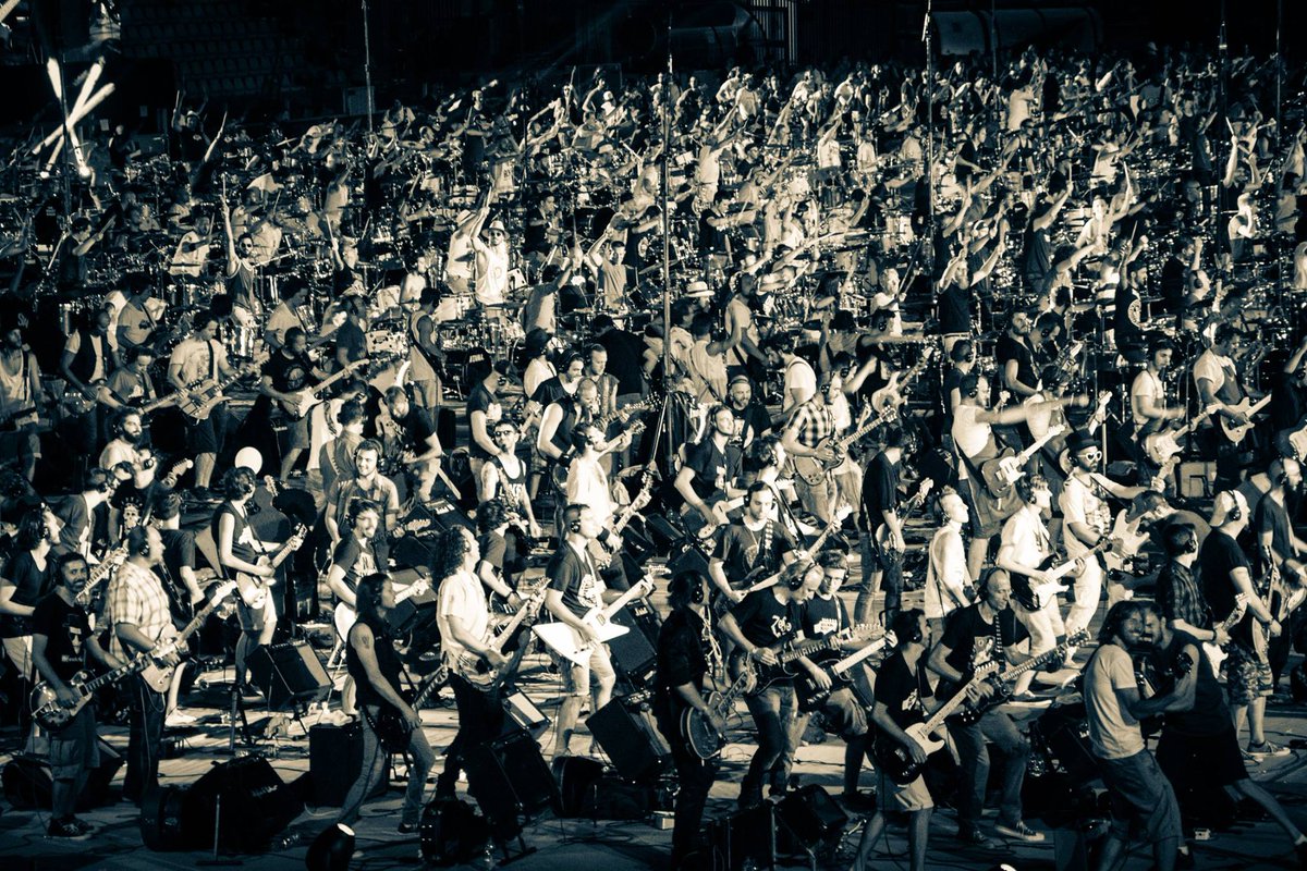 1000 музыкантов исполняют нирвану видео полная. нирвана 1000 музыкантов. концерт nirvana на стадионе. нирвана 1000 музыкантов. нирвана 1000 музыкантов.