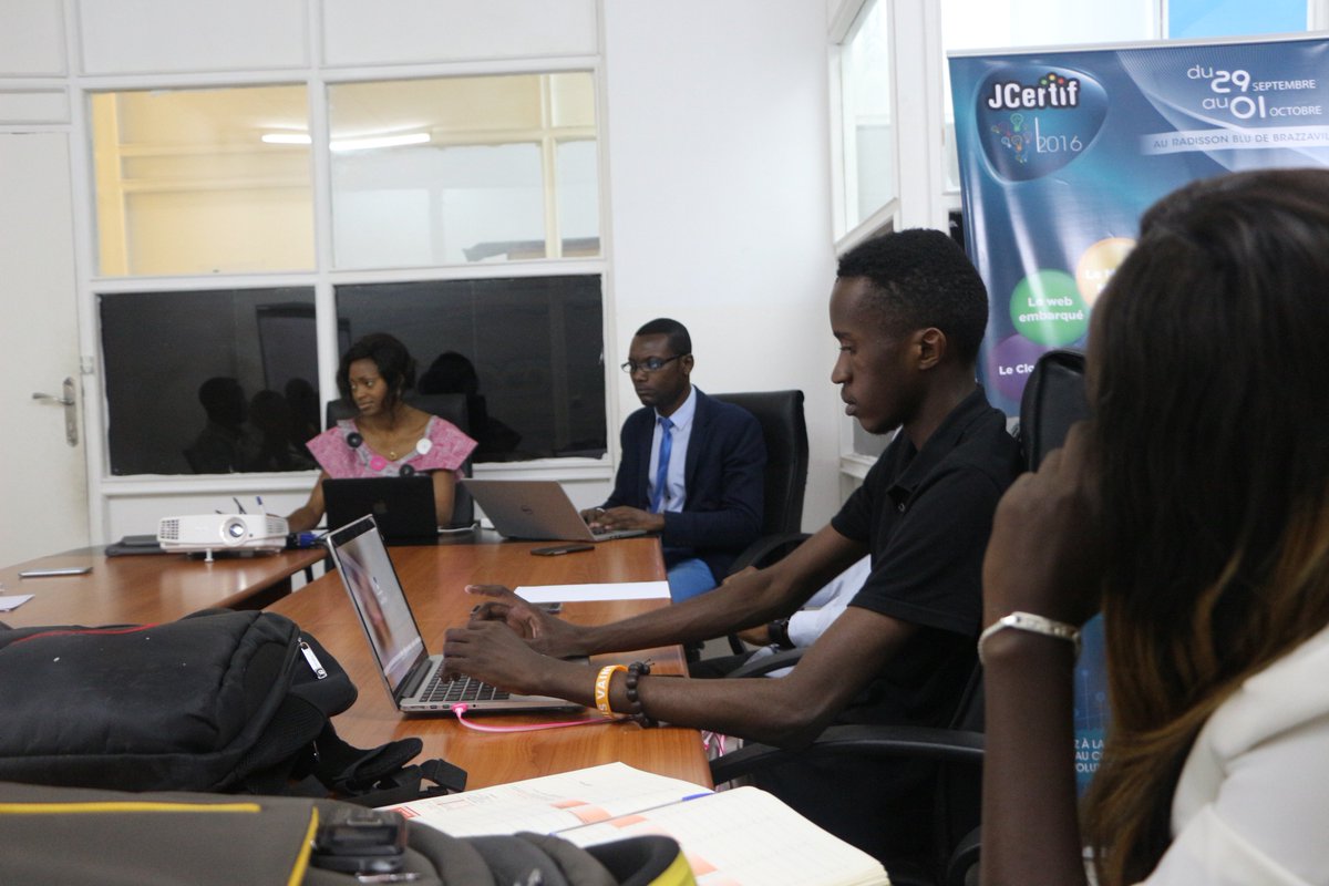 Yekolab's tweet photo. #Y_FORMATION 
Les CEO des startup informés et formés sur la notion de propriété intellectuelle. Riche échange sous l’œil de @bonbhel. @alban https://t.co/4KyNcRALZT