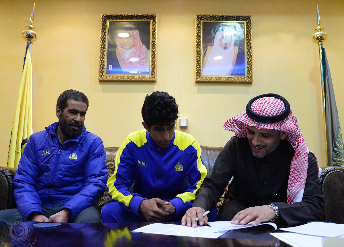 AlNassrFC's tweet photo. وقعت إدارة نادي #النصر عقداً احترافياً مع لاعب الفريق الأولمبي لكرة القدم الكابتن فهد الجميعة
لمدة خمس سنوات
متمنين له مزيداً من التوفيق . https://t.co/0773fSG0bh