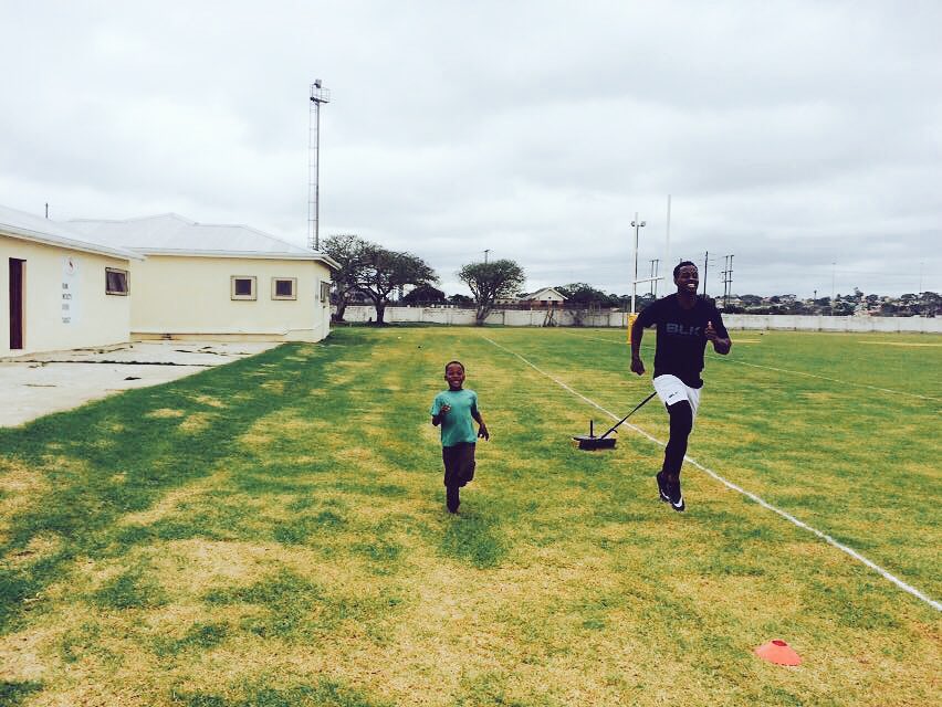 #WandileMjekevu was busy doing rehab on the side &amp; this lil kid decided to join him. If this isn't LIFE, I don't know what is 🙌