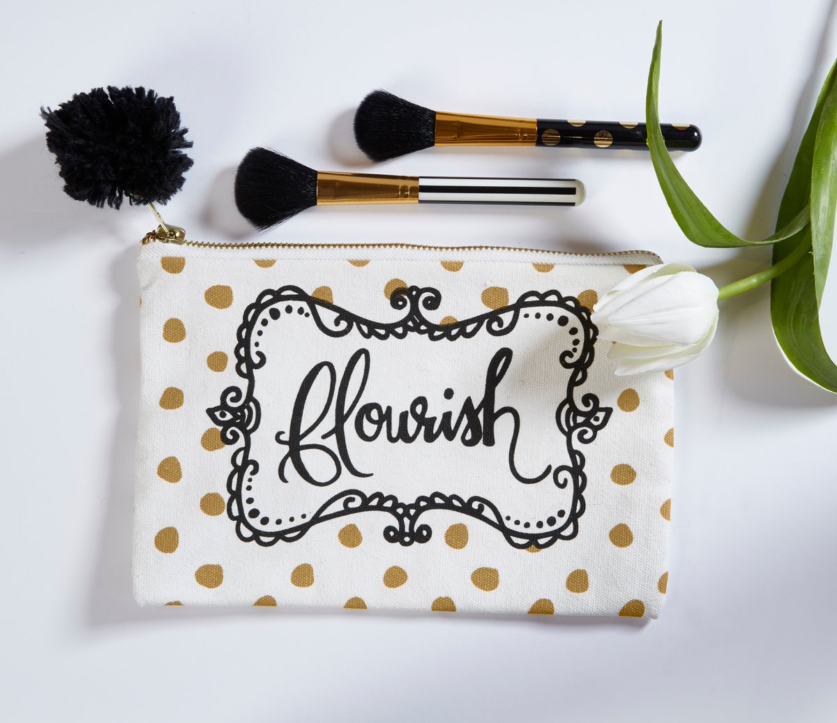 sbdesignstudio's tweet photo. NEW canvas cosmetic bags wholesale for $5! 💄💋 Can you believe it? On our site now: https://t.co/KHNh3iWIdH https://t.co/aIAXtdemvW