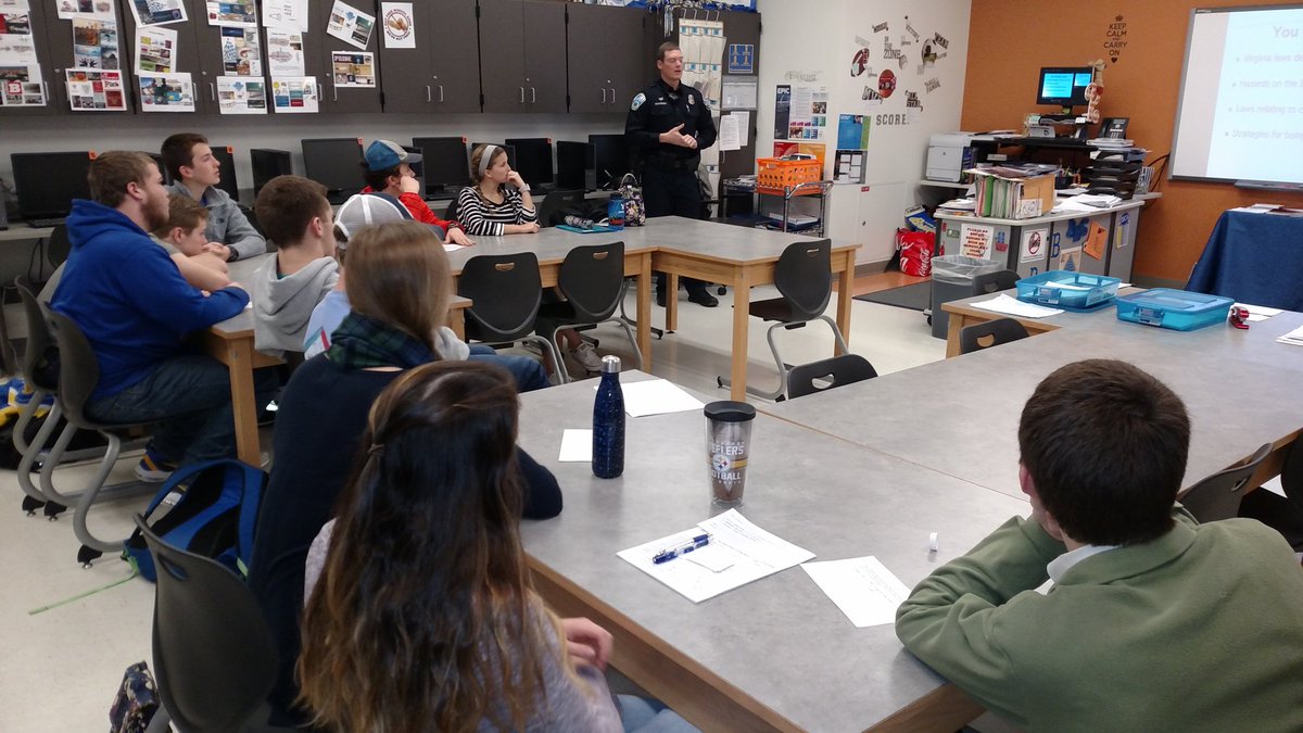 KRadsClasses's tweet photo. Officer Machingo in @KRadsClasses going over Internet Security issues and computer crimes. #DEDIGITAL @BburgHSBruins @Blacksburg_deca https://t.co/J7TMLfDaVt