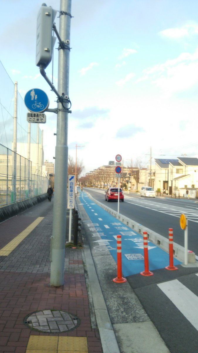 Ltb この先に本物 自転車道が 画像の地点はまだいいけど 奥のほうに行くと歩道はすさまじく広いのに自転車道はこれだけという区間 入り口にポールもたってて入りにくい これじゃあ道路の構造が 使うな って言ってるようなもんだろう