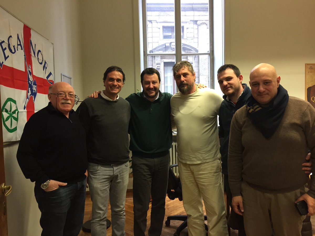 SedeAnvvfv's tweet photo. Presenti ,sempre con l'unico obbiettivo di far crescere i vvf volontari .grazie Matteo! @matteosalvinimi #sulatesta https://t.co/LBbqbac4FP