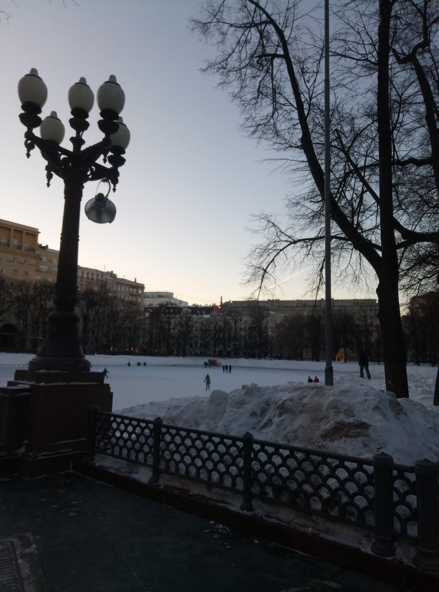 Патриаршие пруды в москве зимой