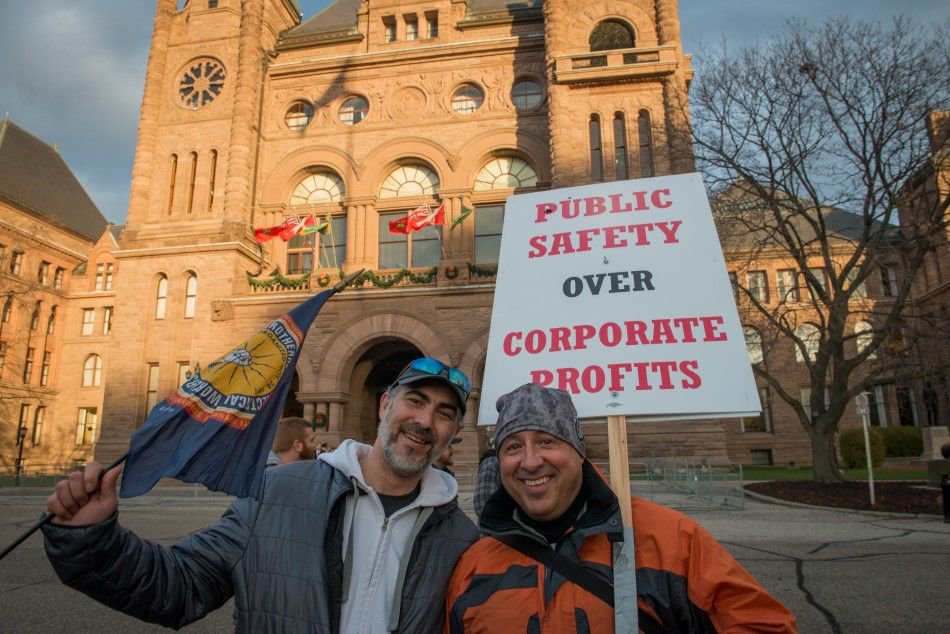 ProTradesSafeON's tweet photo. #TBT to our Queen's Park protest on Nov. 30, 2016. Keep it going - RT today: https://t.co/ZUAuyZ2AER #onpoli #stop17 https://t.co/pA6MefRee2