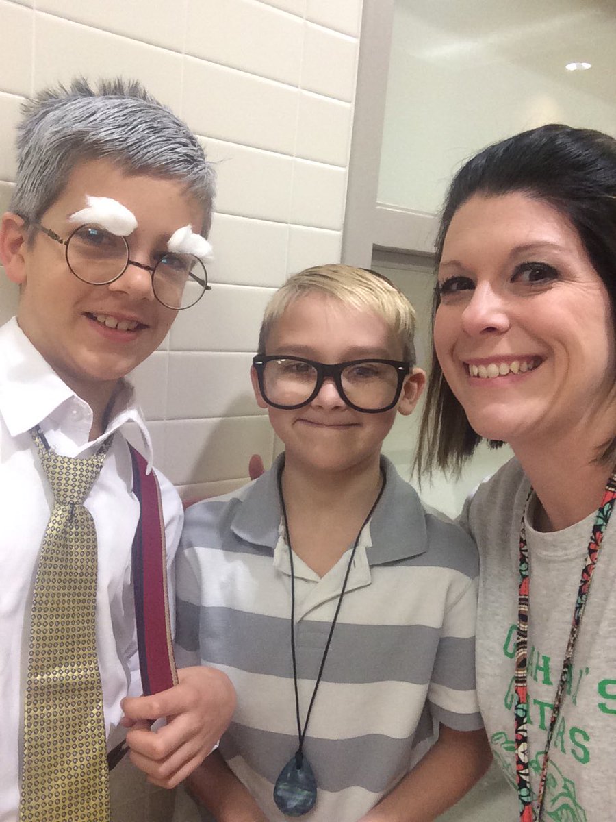 MrsGraham433's tweet photo. I wonder if these two old guys checked into the office this morning? Happy 100th Day! @principalwch #block2gators #100thdayofschool https://t.co/2daCuxBACM