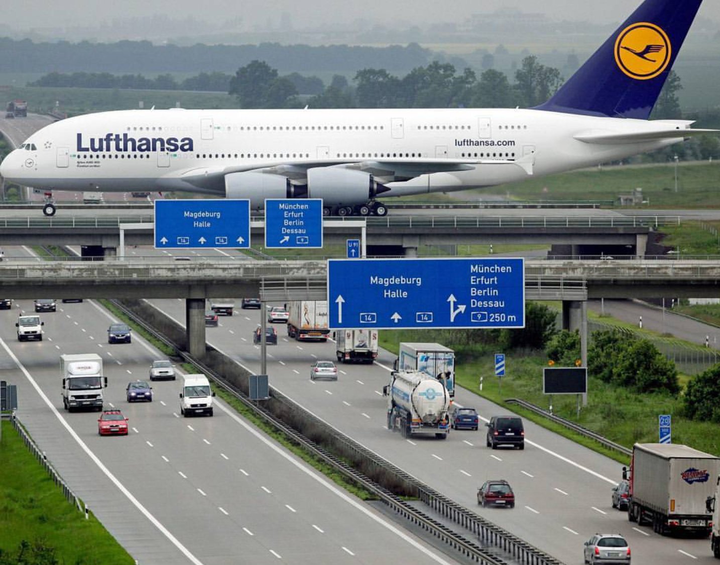 Un paso elevado....¡PARA AVIONES! 