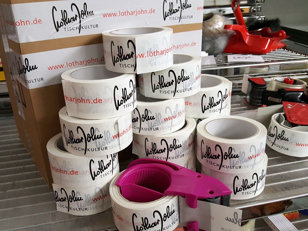 lotharjohnde's tweet photo. Wir kleben jetzt im Corporate Design 😊 #lotharjohn https://t.co/bChelQHRq4