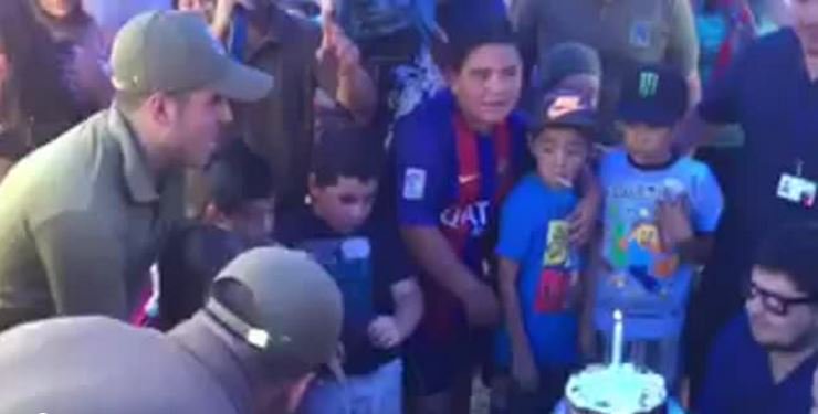 Carabineros celebra el cumpleaños a dos niños damnificados de Santa Olga. MIN A MIN → bit.ly/2jiQ03m