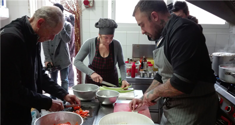 RedattoreSocial's tweet photo. "Pasto sospeso", in cucina @rubio_chef ed Erri De Luca per i #migranti @ErriDeLucaFond https://t.co/p9UMQrlwXl https://t.co/BYGgWespb8