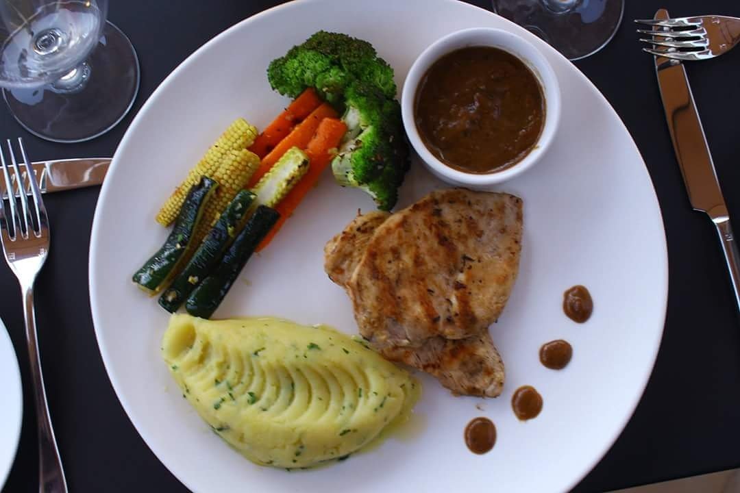bigelephantcafe's tweet photo. Setting the dinner table for you.Some scrumptious grilled chicken breast, a healthy portion of grilled vegetables and mash.#ThisIsMyKenya https://t.co/Sa9125HTdQ