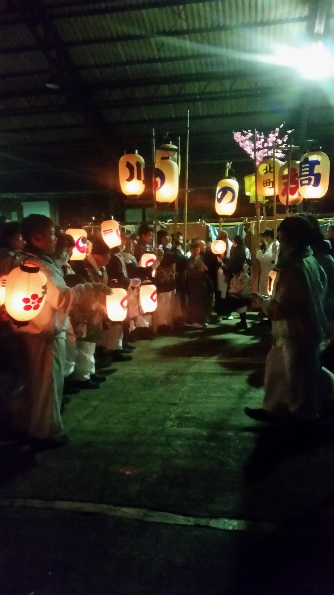 cfnmヤーヤ祭り 毎年2月1日～5日まで、三重県尾鷲市で行われるヤーヤ祭り。  毎夜、各町の若者が町を練り歩き最後、尾鷲港に集まって、全裸で海に飛び込む。(男だけ) ほんとに全裸！！  観客が花道を作り、間を全裸の男性が駆け抜け夜の海にダイブ！！ 全裸だから飛び込む ...