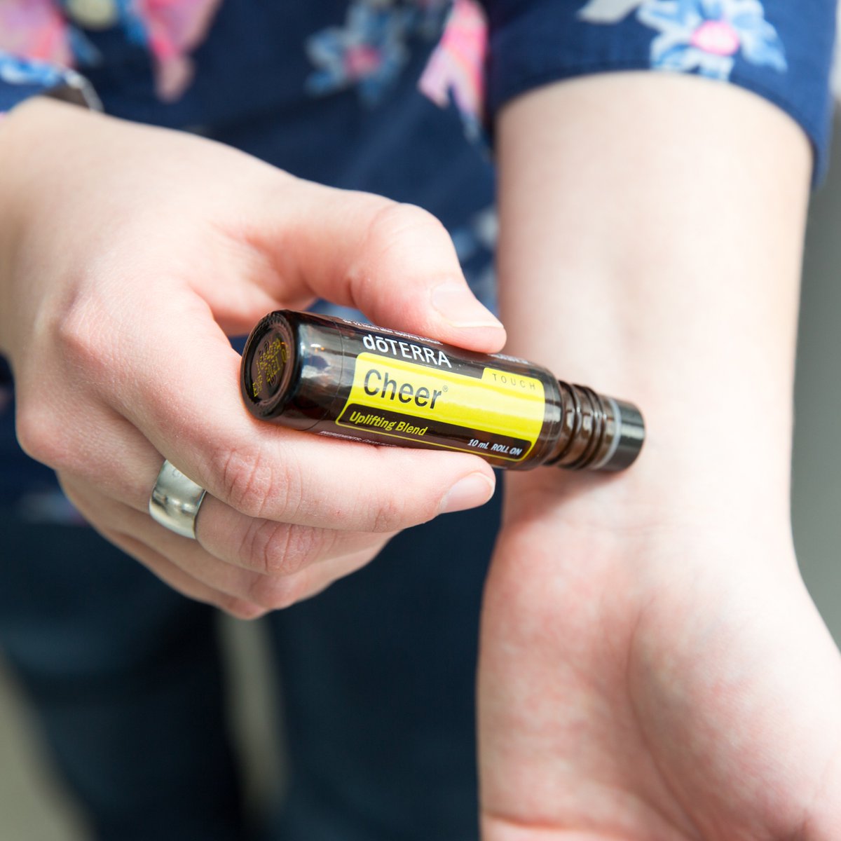 sparklemama2's tweet photo. During winter time, apply doTERRA Cheer to your wrist and smell throughout the day for an uplifting aroma. https://t.co/Ix5FOQpwk2