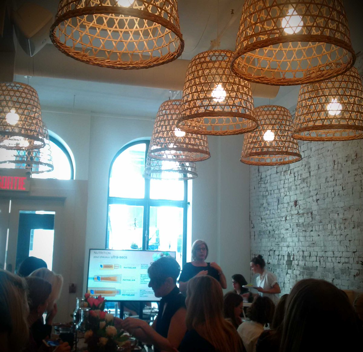 VaniaAguiar12's tweet image. Petit dej au #RestoLov où on apprend tout sur les nouveaux produits #PhytoElixir pr cheveux ultra-secs! @LuxinePr