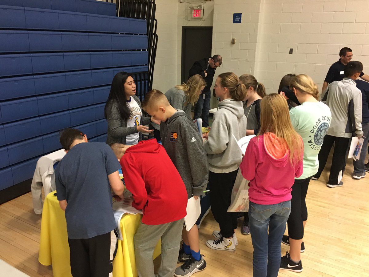 LN_SWEnext's tweet photo. .@UMKCSCE student (and @LN_SWEnext @LNHSPLTW alum) @kyrene_fg = 🔥🔥🔥 doing outreach at Shadow Search Day. #lpsleads https://t.co/099X1ZS63M