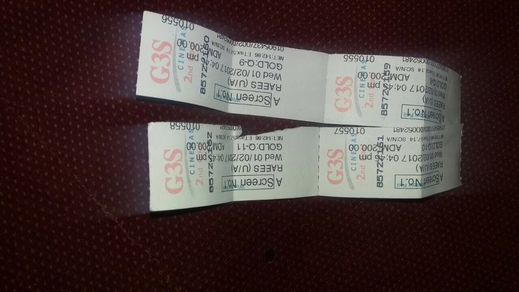 SRKCHENNAIFC's tweet photo. .@iamtnvr watched RAEES with frnds for 7th time & ready to watch again on Fri, Sat & Sun.
#RaeesMania
@iamsrk
| RAEES AGAIN THIS WEEKEND | https://t.co/mwTucJUqDi