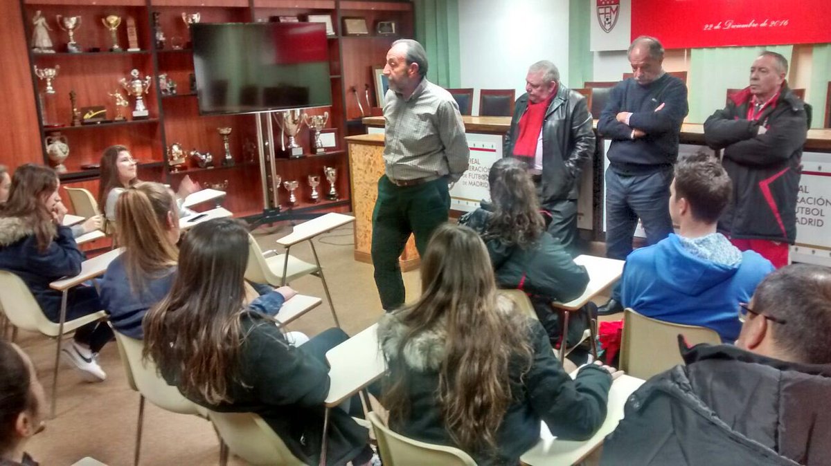 RFFM_oficial's tweet photo. #SeMadridFem Arenga de nuestro Presidente @PacoDiezRFFM antes de que las chicas partan hacia la concentración en Los Ángeles de San Rafael. https://t.co/F866XoI5oN