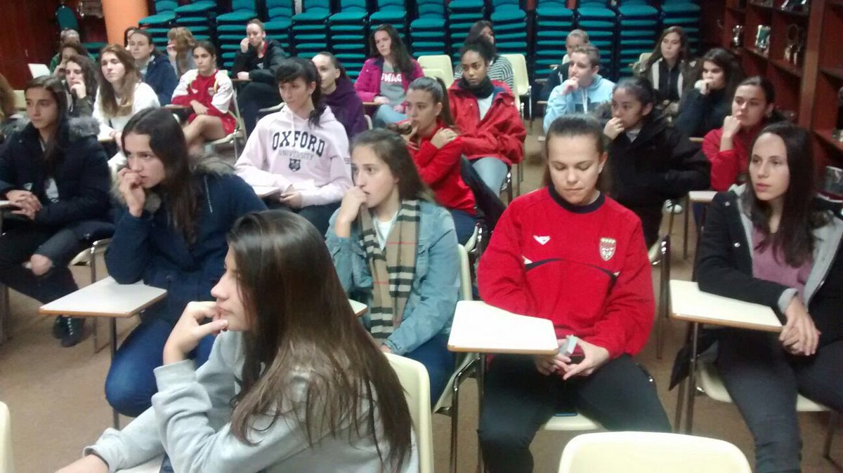 RFFM_oficial's tweet photo. #SeMadridFem Arenga de nuestro Presidente @PacoDiezRFFM antes de que las chicas partan hacia la concentración en Los Ángeles de San Rafael. https://t.co/F866XoI5oN