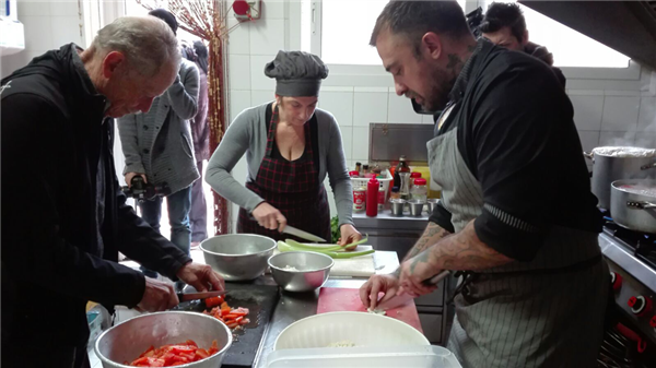 gdspettacolo's tweet image. "#pastosospeso ": in cucina @ChefRubio ed @Erriders  per i #migranti

bit.ly/2jHrfNz