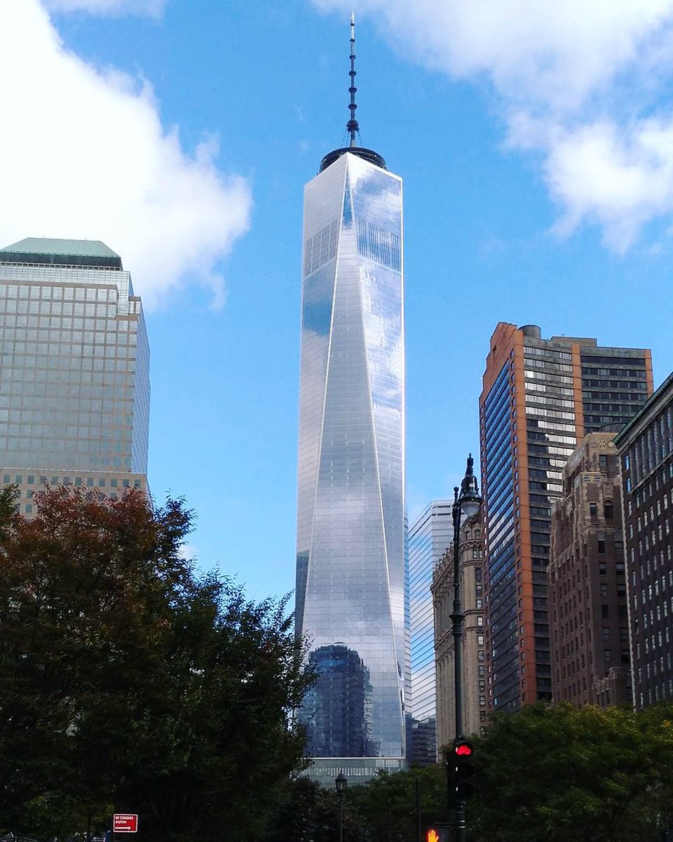 OneWorldNYC's tweet photo. It's a beautiful, clear day in #NYC today! Stop by to be #1NSPIRED! [📷: berserkrivas13via IG] https://t.co/C0hZVUGXAf