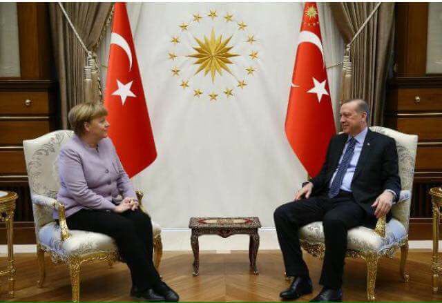 Merkel "İslamist terör" deyince Reis
"Müslüman bir Cumhurbaşkanı olarak bunu asla kabul edemem"
Diyerek Merkel'i tokatladı Aslansın Reisss