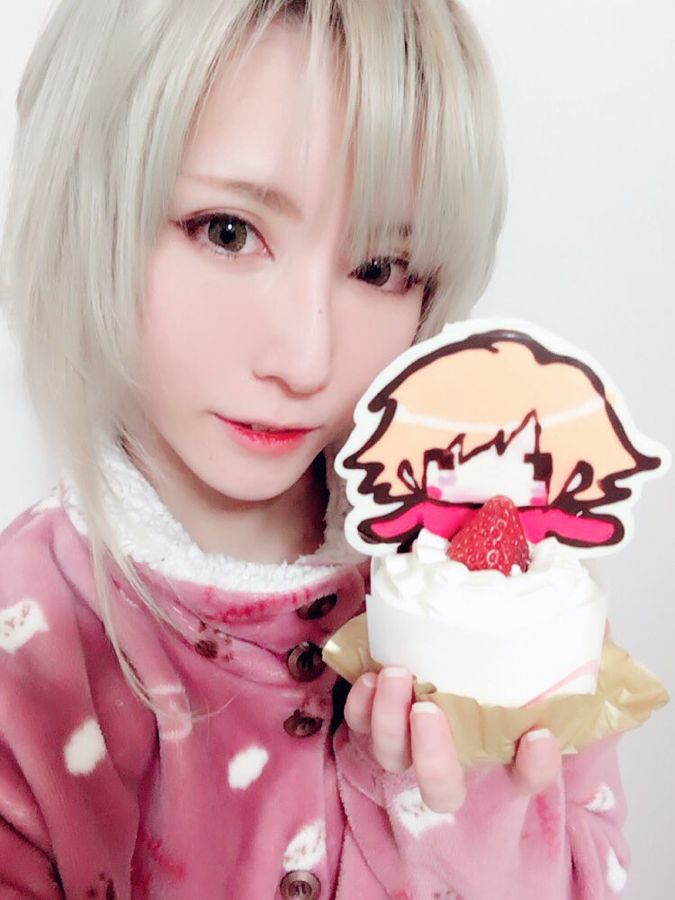 ট ইট র 青木志貴 お祝いがしたくて考えた結果チョコプレートを作ろうと決め 帰ってから黙々とあすかくらげを作っていました 初めてチョコプレート作ったから不格好だし ケーキは既製品だけど愛はあるんや 一生懸命作ったんや 誕生日おめでとう