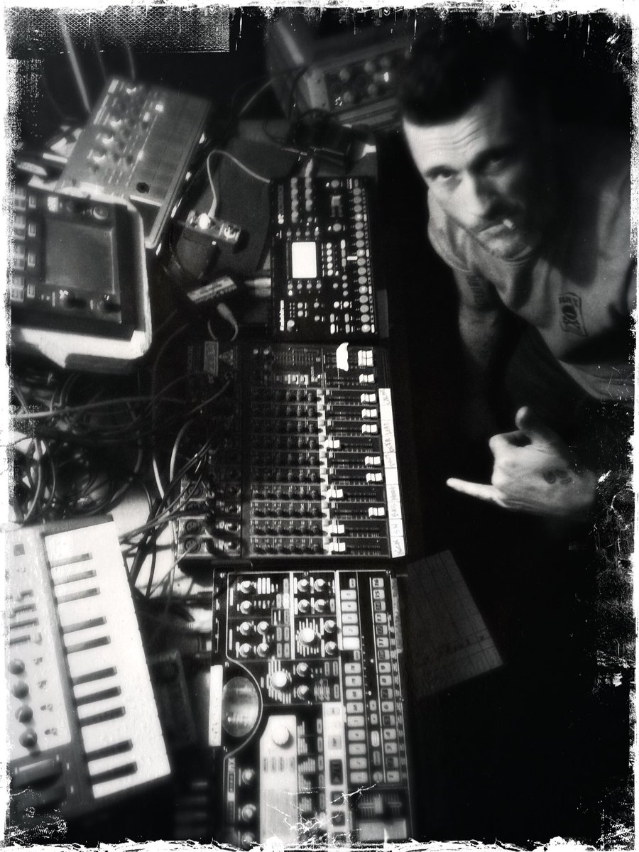 nawatography's tweet photo. RENGA &amp; Dr MoZz @CaveCarliRadio à partir de 22h #LiveMachine #Electro #Marseille https://t.co/yD4DPauVRH