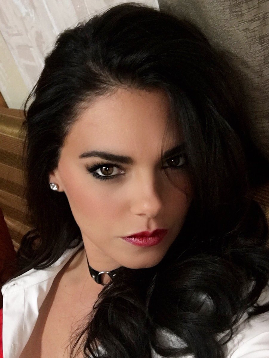 liviabritoof's tweet photo. Ya casi se acaba de filmar "La Piloto" y así se ve Yolanda Cadena. Les gusta? 💋🛩🚀🚁😘 https://t.co/NYh8NhW2Cr