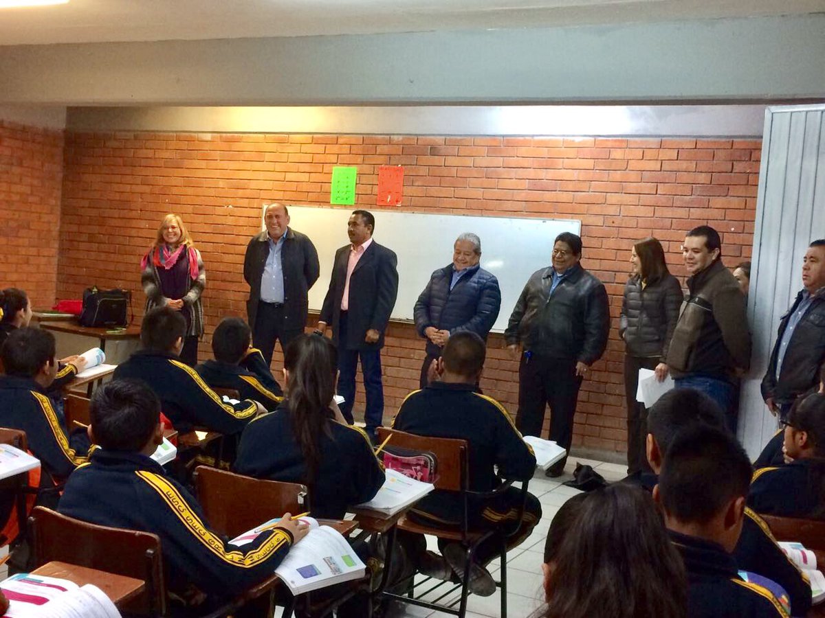 SEducacionCoah's tweet photo. Realizó el gobernador @rubenmoreiravdz visita a la Secundaria General No. 14 de la Colonia Saltillo 2000 #MásEducación https://t.co/KYQZPSpTuJ