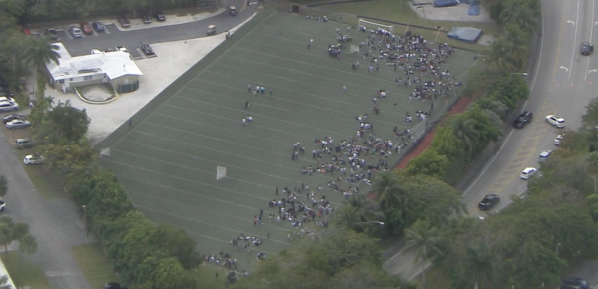 #BREAKING Gulliver Preparatory School evacuated after threat received bit.ly/2l0AmtN https://t.co/o3V1okPPhd