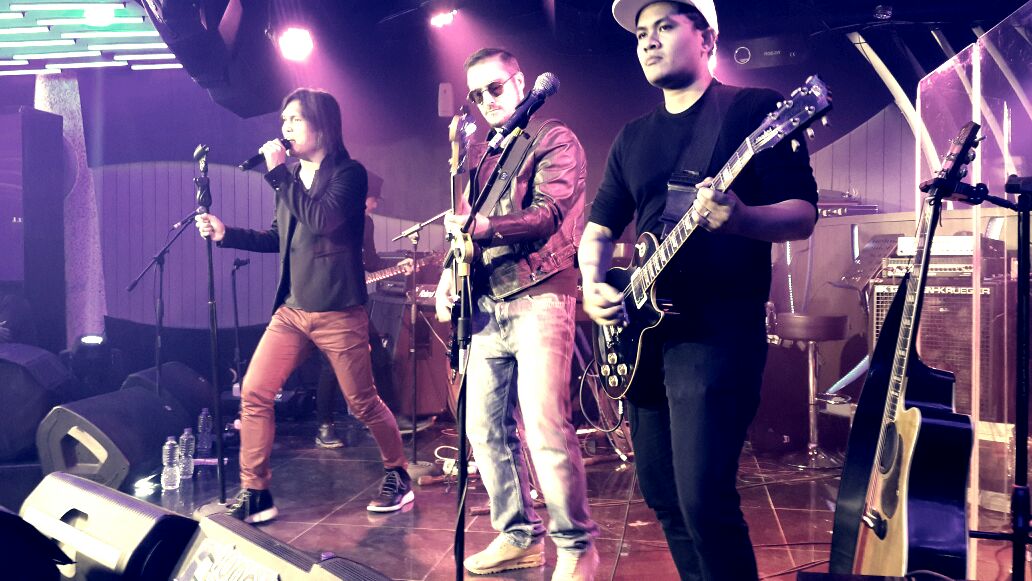 OnceOfficial's tweet photo. Once Mekel @ONCEmkl #OnceOnStage w/ @nyep_nyep @cukelana https://t.co/6K7x8ezHSI