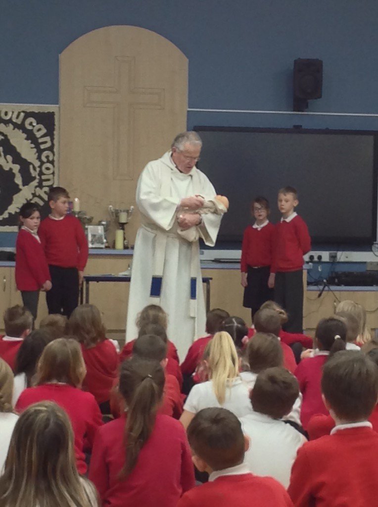 BolsoverJuniors's tweet photo. A huge thank you to Father Trevor who showed Year 3 &amp; 4 the Baptism service. https://t.co/I1GeqaVQbI