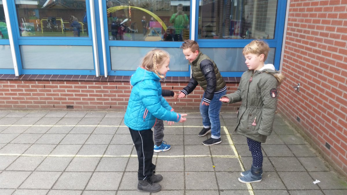 Heerlijk bewogen met onder andere smashbal, chinese muur tikkertje en koe verkopen! @BeweegWijs GvP aalten