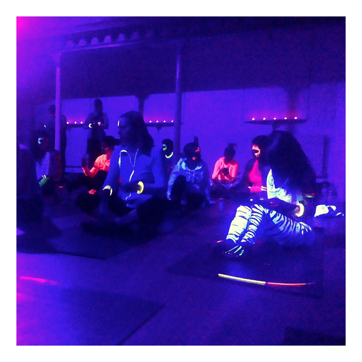 Sibberi's tweet photo. #TBT to an awesome #FlowinTheDark with the lovely @KellyBrooksYoga. Thanks 🙏 @thewellscene for organising such a fun night! #yogalife https://t.co/vZi6fub9By