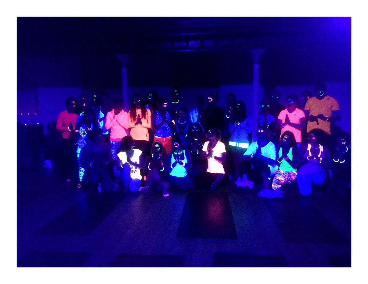 Sibberi's tweet photo. #TBT to an awesome #FlowinTheDark with the lovely @KellyBrooksYoga. Thanks 🙏 @thewellscene for organising such a fun night! #yogalife https://t.co/vZi6fub9By