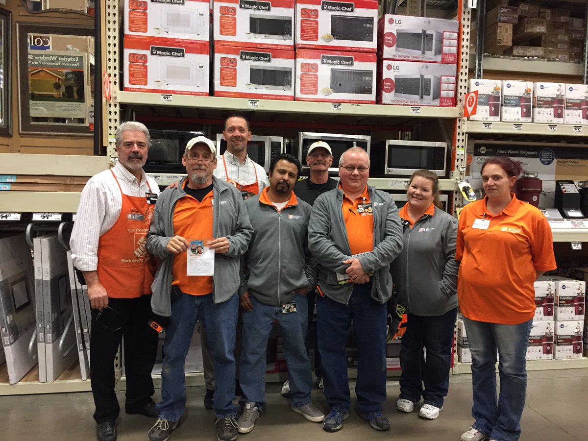 RodneyRollinsHD's tweet photo. Great job Art new addition to 1404 MET team jumping in full force walking with DEM and visiting peer @schiff_david #onemet https://t.co/pN3YsHL9Z8