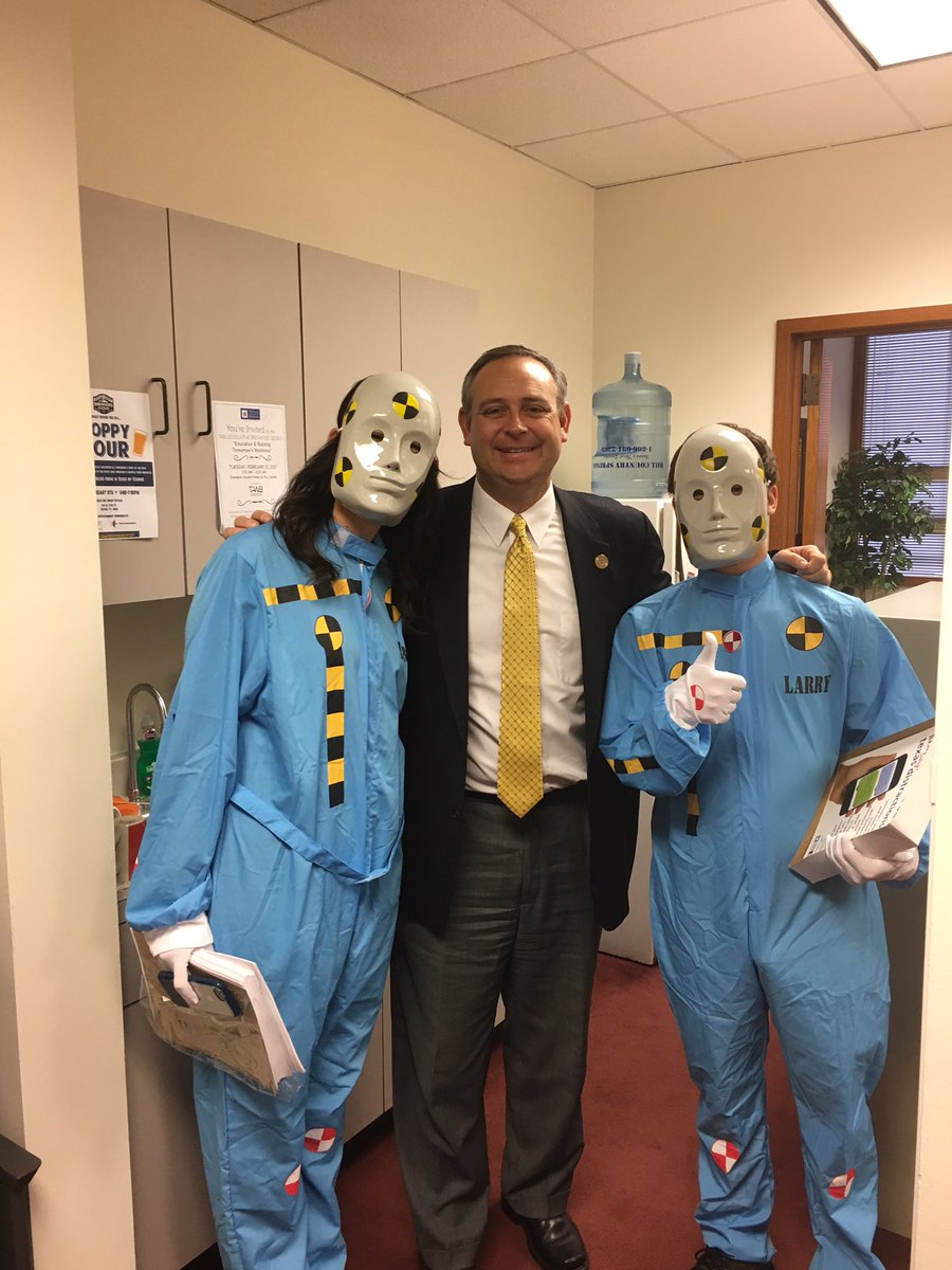 MaggieFitz's tweet photo. HB 62/SB 31 @PCIAA @rodneyanderson getting the word out about dangers of texting while driving! @TXlege #crashtestdummies https://t.co/VG2rtY19Fr