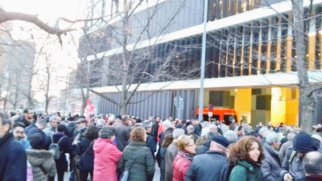 matarosanitat's tweet photo. Comença la manifestació contra les retallades a la sanitat pública, la marxa surt des de les urgències de Taulí de Sabadell. https://t.co/gWI24XC4zH