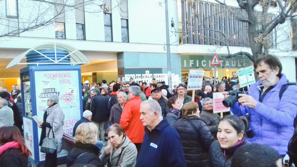 Comença la manifestació contra les retallades a la sanitat pública, la marxa surt des de les urgències de Taulí de Sabadell.