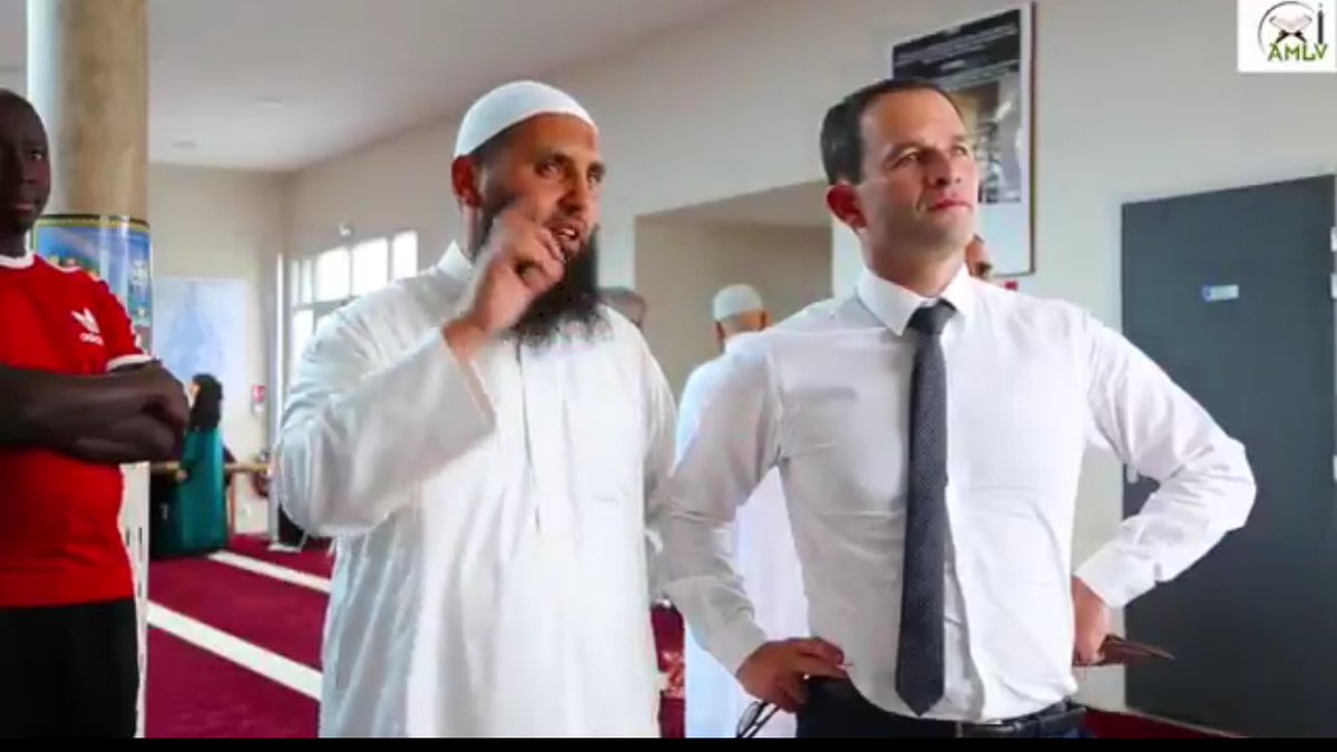 RepNatDuGaito's tweet photo. Bilal Hamon à la rencontre de ses électeurs dans une mosquée salafiste. À genoux la République ! #Bilal2017 https://t.co/wWQLyqppGl