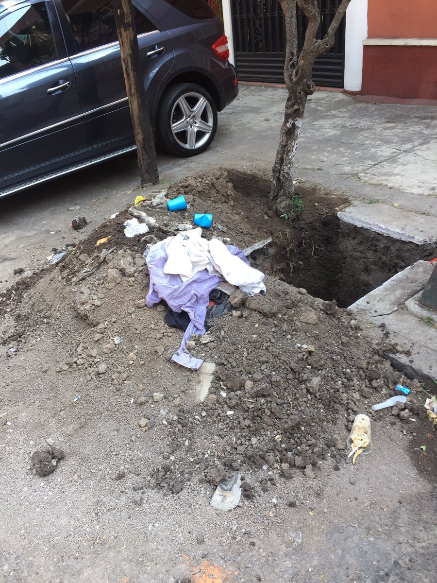 21 días sin estacionamientos de motos de la calle Sindicalismo esquina Benjamín Franklin. Recojan su cochinero. <a href="/ecoParq/">ecoParq</a> @seduviCDMX