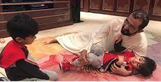 #حاكم_دبي لعنه الله دنياء واخره
 يداعب أطفاله ويلاعبهم   وصواريخه  تداعب #اطفال_اليمن 
هذةعروبتهم اخوتهم لناهذا إسلامهم!!  وهذه إنسانيتهم