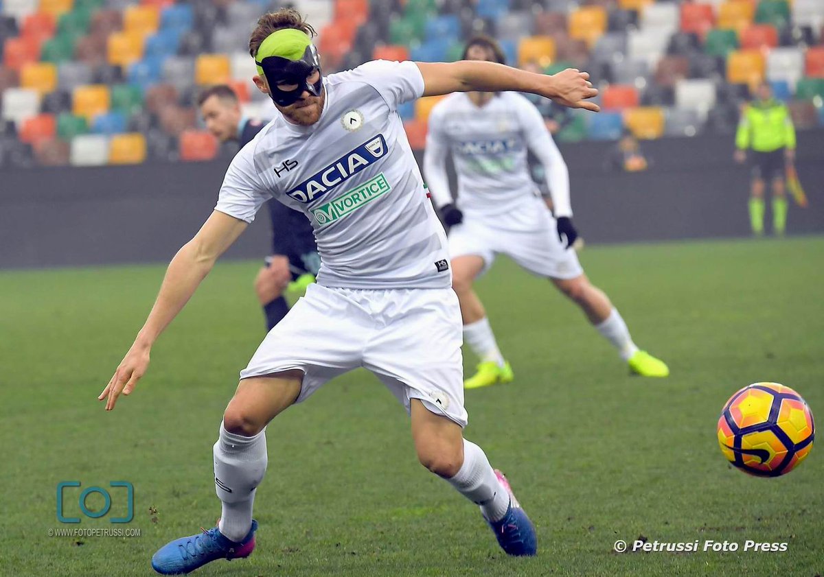 Udinese_1896's tweet photo. No, non è Batman, è il nostro @silvanwidmer27 che è finalmente tornato!
⚽️⚽️⚽️
No, it's not Batman, is our #Widmer which is finally back! https://t.co/Y5ISRGTJBm