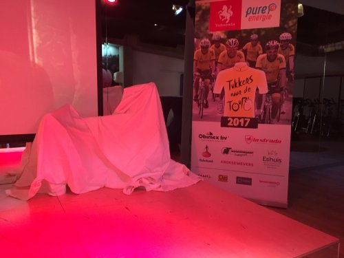 TukkersnrdeTour's tweet photo. Met een half uurtje weten we wat er onder het laken verstopt zit! #spannend https://t.co/FjGiNtOYeX
