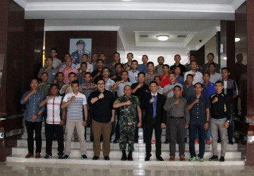 Ketua Umum PSSI bersama perangkat wasit