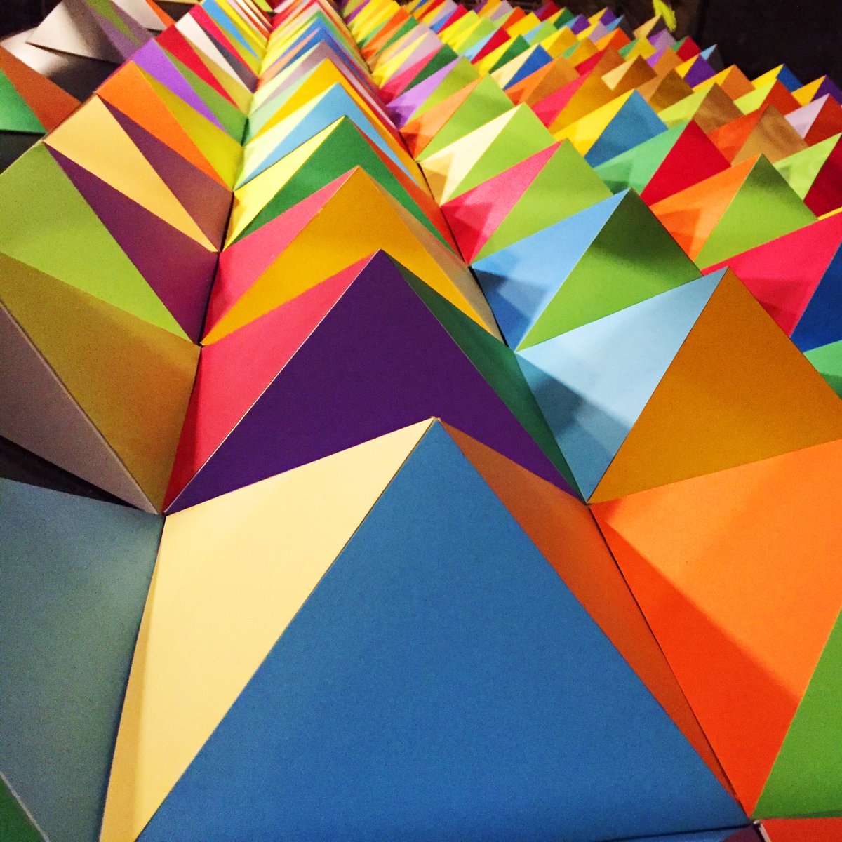 amoATO_Studio's tweet photo. Color y forma son los dos elementos más importantes en este proyecto. #wowrewards #paperart #papercraft #art #design #colors https://t.co/SsaoBTwbYu
