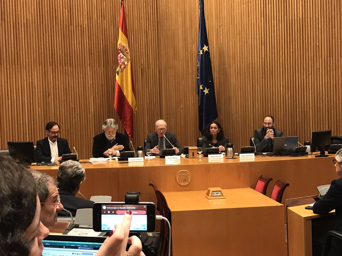 anarcanil's tweet photo. 2 mesas -expertos y políticos- del #IDE2016 Detalle:diferencia edad entre una y otra, + nro de mujeres. @funalternativas Algo ha cambiado ya https://t.co/G4oI1XcR3e