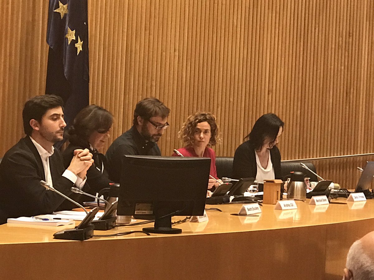 anarcanil's tweet photo. 2 mesas -expertos y políticos- del #IDE2016 Detalle:diferencia edad entre una y otra, + nro de mujeres. @funalternativas Algo ha cambiado ya https://t.co/G4oI1XcR3e