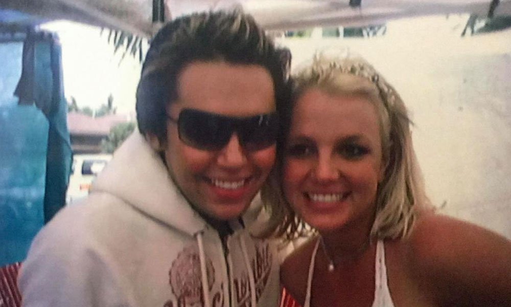 amLagosdeMoreno's tweet photo. Hombre gasta 160 mil pesos en parecerse a @britneyspears ... Y así fue como quedó ¿Se parece? #FOTO #BryanRay https://t.co/4RWRwOC0wb https://t.co/bzoagqjTFt